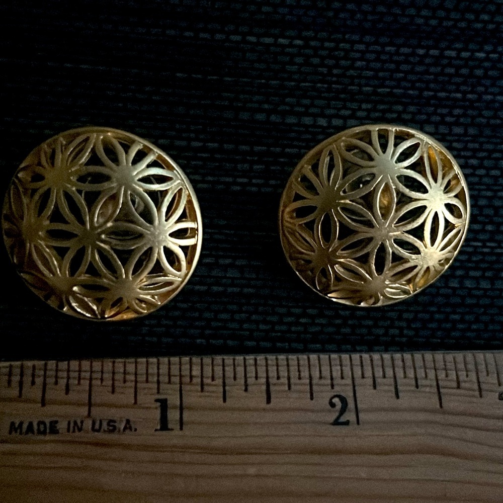 VTG Pair filigree Gold Metal Disk Earrings - Picture 6 of 8